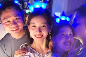 新年第一波狗粮 奶茶妹妹和刘强东亲密拥吻视频封面