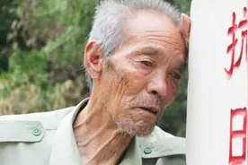13岁的抗日小英雄，牺牲46年后终被追认为烈士，儿时伙伴守墓56年视频封面