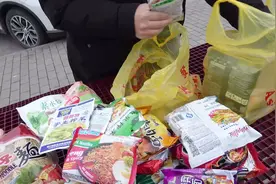 中国小伙在欧洲买了两大袋的中国泡面，一共花了320元，还真挺贵视频封面