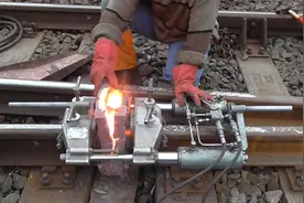 实拍：钢轨之间的缝隙原来都是这样处理的视频封面