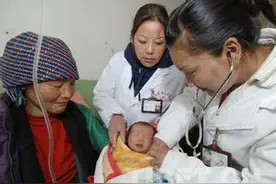 高原有一种温馨叫“邻里守望 姐妹互助”图片