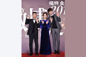 runningman宋智孝李光洙Gary牵手亮相2015微博之夜红毯图片