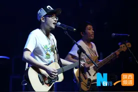 西安草根歌手公益演唱会唱响西安 黑撒乐队嗨翻全场图片