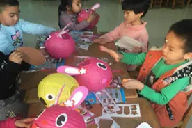 稻庄镇中心幼儿园大班小朋友制作灯笼迎新年图片