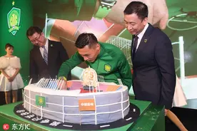 国安25周年答谢会 于大宝为特制“工体”蛋糕点蜡烛图片