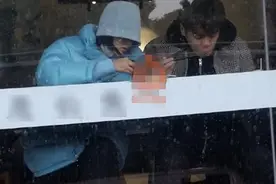 小情侣的日常！网友偶遇张若昀唐艺昕吃饭甜蜜恩爱图片