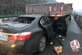 元旦小长假首日轿车追尾挂车，祖孙三代四人受伤图片