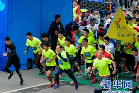 湖北孝感举办万人孝心传递迎春长跑暨健步行活动图片