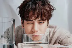 王嘉尔曝封面大片 寒冬中上演温暖“眼神杀”图片