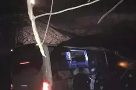 江苏沛县一运煤火车因大雪与通勤车相撞，致2死1轻微伤图片