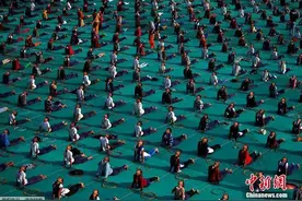 印度数百学生齐演瑜伽 场面壮观图片