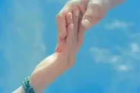 25岁女孩谈恋爱不肯和男友牵手 背后藏着大秘密图片