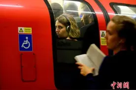 英媒：伦敦地铁各站附近上班族平均工资差异大图片