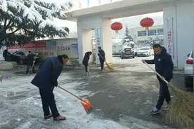 连云港南城街道开展扫雪除冰图片