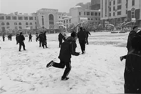 雪中老师也疯狂：扔掉粉笔带学生打雪仗图片