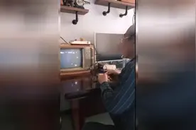 老爷子童心未泯，竟然玩起来卡盘游戏机，都是老古董了视频封面