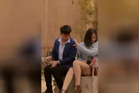 男女相亲游玩摆姿势拍照，听说这个手势只有老司机才能看得懂？