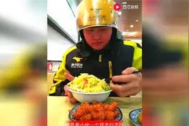 外卖小哥原来是这样解决自己饭的，看完有点心酸