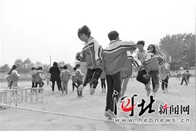 世界冠军助力“快乐操场” 保定3所乡村学校获赠体育器材图片