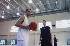 吉诺比利亲自教给你背后过人等高级动作那时马努还有一头浓密头发视频封面