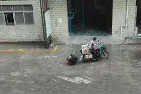 自从深圳禁止骑三轮 送快递的也是拼了图片