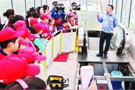 武汉地铁扶梯都是“重量级” 运行前经历过不断测试图片