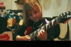 6岁小萝莉用电吉他弹奏《加勒比海盗》主题曲