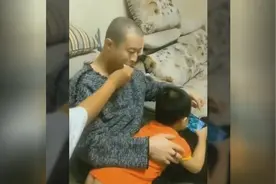 夫妻恶搞，老婆偷偷喂老公吃从孩子屁股来的夹心饼干！视频封面