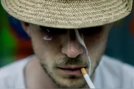 女生是怎么看待男生抽烟的图片