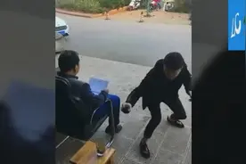 临沂：搞笑最欠抽街头恶搞，往女孩裤子放老鼠，砸老板鱼缸视频封面