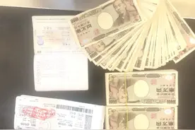 携带大量现金欲登机被查 慌不择路跑进女厕所图片