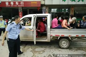 搭载邻居赶集 小货车变客车超载10人被查获图片