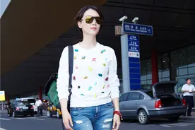 星动潮流：过渡季来条破洞牛仔裤肯定不会错图片