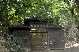 布依儿女齐聚南龙古寨祭祀布洛陀图片