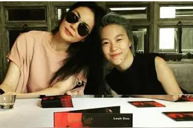 王菲与窦靖童同框 天后表情桀骜 手机不离身似网瘾少女图片