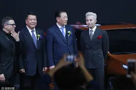 谁染白发能这么帅！权志龙酷炫发色登台 两分钟即闪粉丝挤爆现场图片