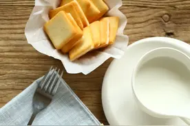 白色恋人饼干图片