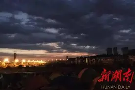 湖南百公里毅行丨10年，10万人徒步百公里！这次,50岁大叔第一个到达终点！图片