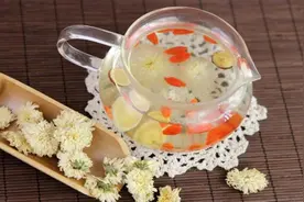 两种冰糖枸杞菊花茶的做法图片