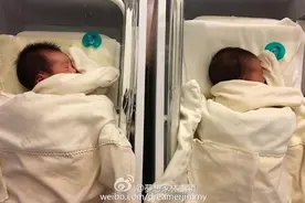 林志颖晒双胞胎儿子满月照 兄弟俩睡姿同步萌态可爱图片