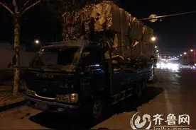 烟台：小货车超载四倍拉纸箱上路被查扣 系第二次违法图片