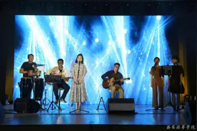 “香水皇后”胡杨林走进西安培华举办歌友会图片