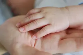 剪短袖子剪断手指 血流不止粗心妈妈害惨儿子图片