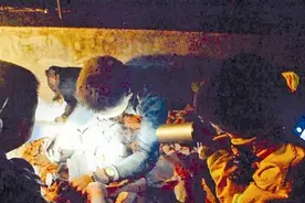 跑酷男行窃被发现 飞身从一栋楼跳到另一栋楼图片