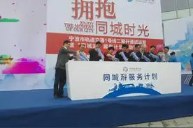 面对满月的她，你会想起谁？图片