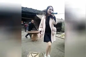 黑色打底裙搭配加厚肉色丝袜和米色大衣，时尚又迷人，女人味十足视频封面