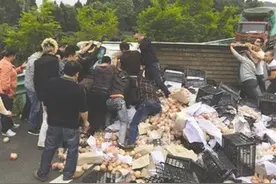 货车成巴高速爆胎侧翻 20余热心人抬车救司机图片