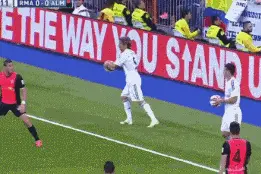 踢球这么久，很多人连掷界外球都没搞懂图片