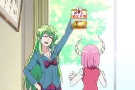 女神拿起一包零食高高举起，牛魔女太矮够不到视频封面