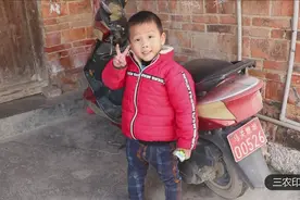 被问爱爸爸还是爱妈妈，农村小屁孩的回答简直亮了~你会怎么回答